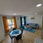 Square Apartment *