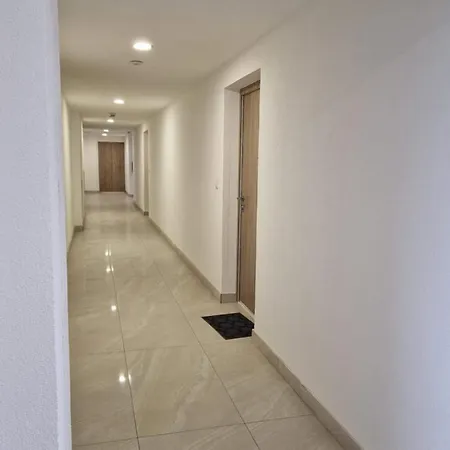 Square * Τούζλα